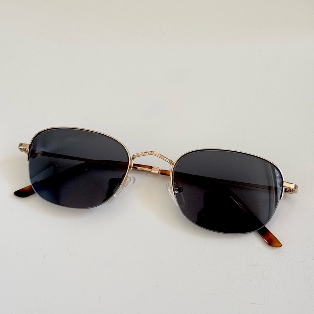 NWT Polarized designer polette sunglasses comes with hard travel case & dust bag